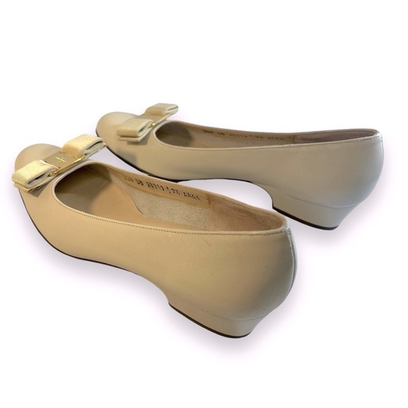 SALVATORE FERRAGAMO Beige Flats with Signed Gold Tone Logo Bows SZ 7.5 AAAA - Picture 11 of 15